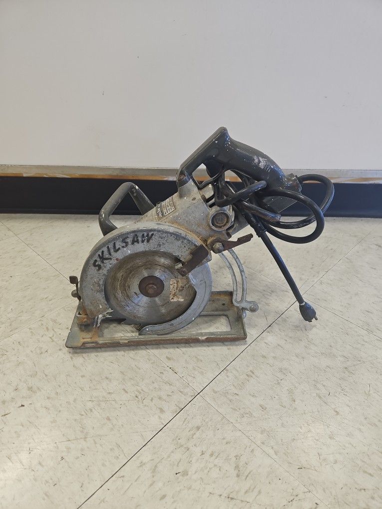 Skil 77 Worm Drive 7-1/4" Corded Skillsaw I-8139