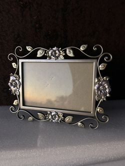 Pretty Silver Metal Frame In Great Condition!  Holds 4” x 6”.