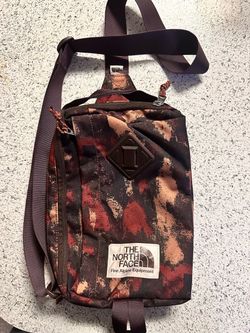 THE NORTH FACE Berkeley Field Bag, Brandy Brown Evolved Texture Print/Brandy Brown,  Shoulder Bag / Small Bag