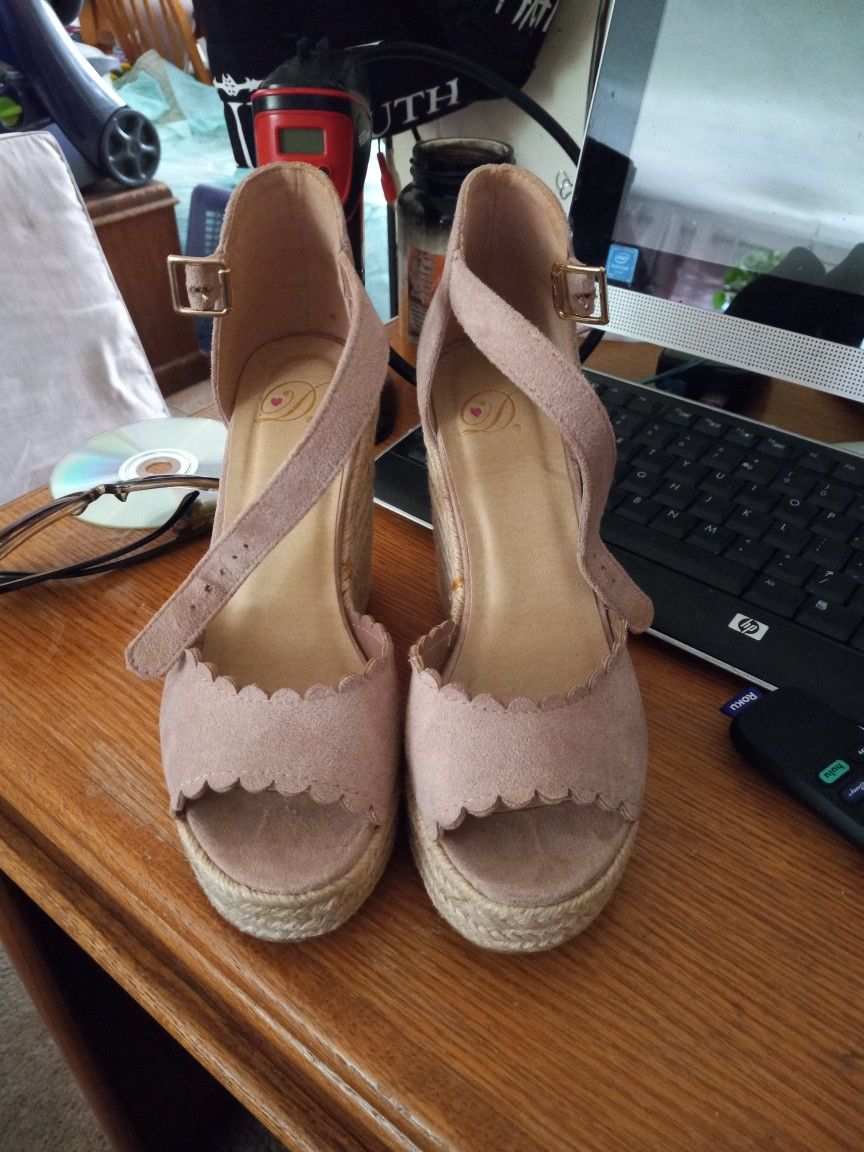 Womans Size 6 Med Pink Blush Wedges 