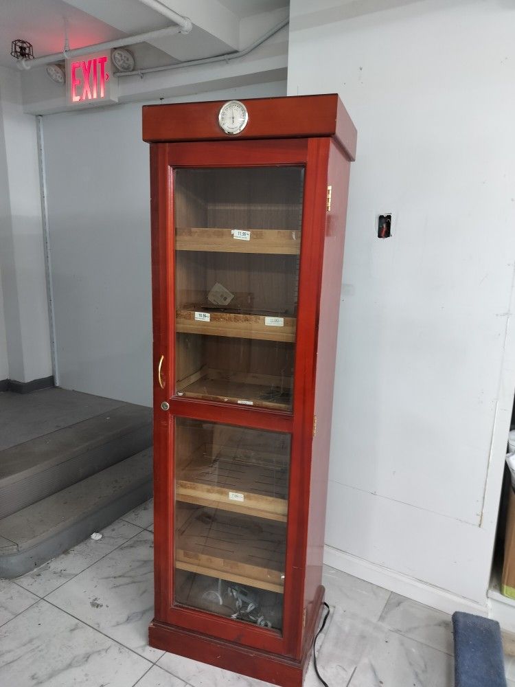 Cigar humidor 