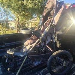 This stroller is designed for versatility and can be used for both everyday outings and jogging