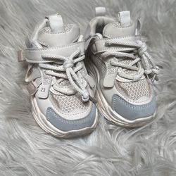 Girl’s Shoes Size 8