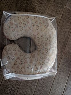 Boppy nursing pillow with spare organic cotton cover