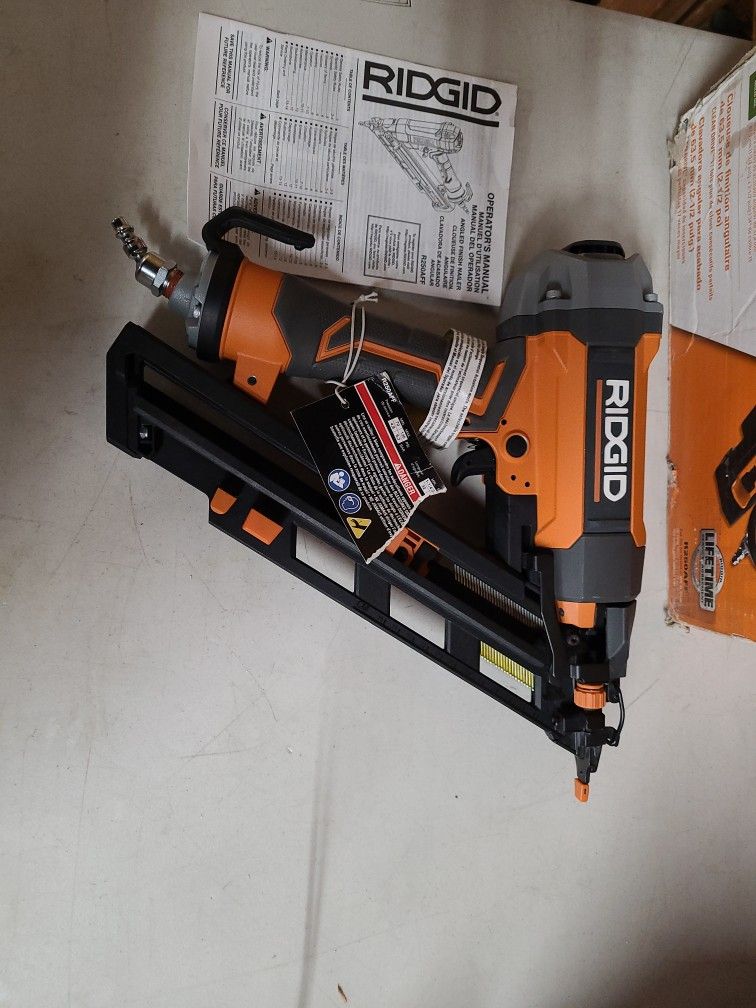RIDGID 15-Gauge 2-1/2 in. Angled Finish Nailer with CLEAN DRIVE Technology, Tool Bag, and Sample Nails