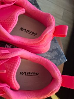Women tenis size 7 hot pink