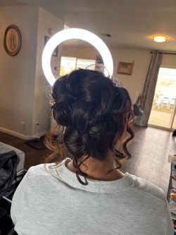 Kit hairstyle and makeup