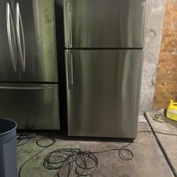 Stainles Steel Fridge Brand General Electric Like ~ New Everything Works Great With A 3 Months Warranty 