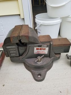 Heavy Duty Bench Vise (2)