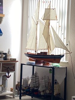 1 velero grande 55 pulgada de alto y 55 de largo y 8 medianos