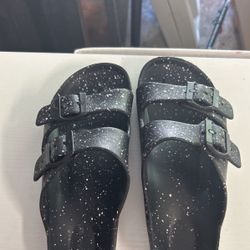 Black And White Flip-Flops Looks Like TTo Be A Size 6 Women’s