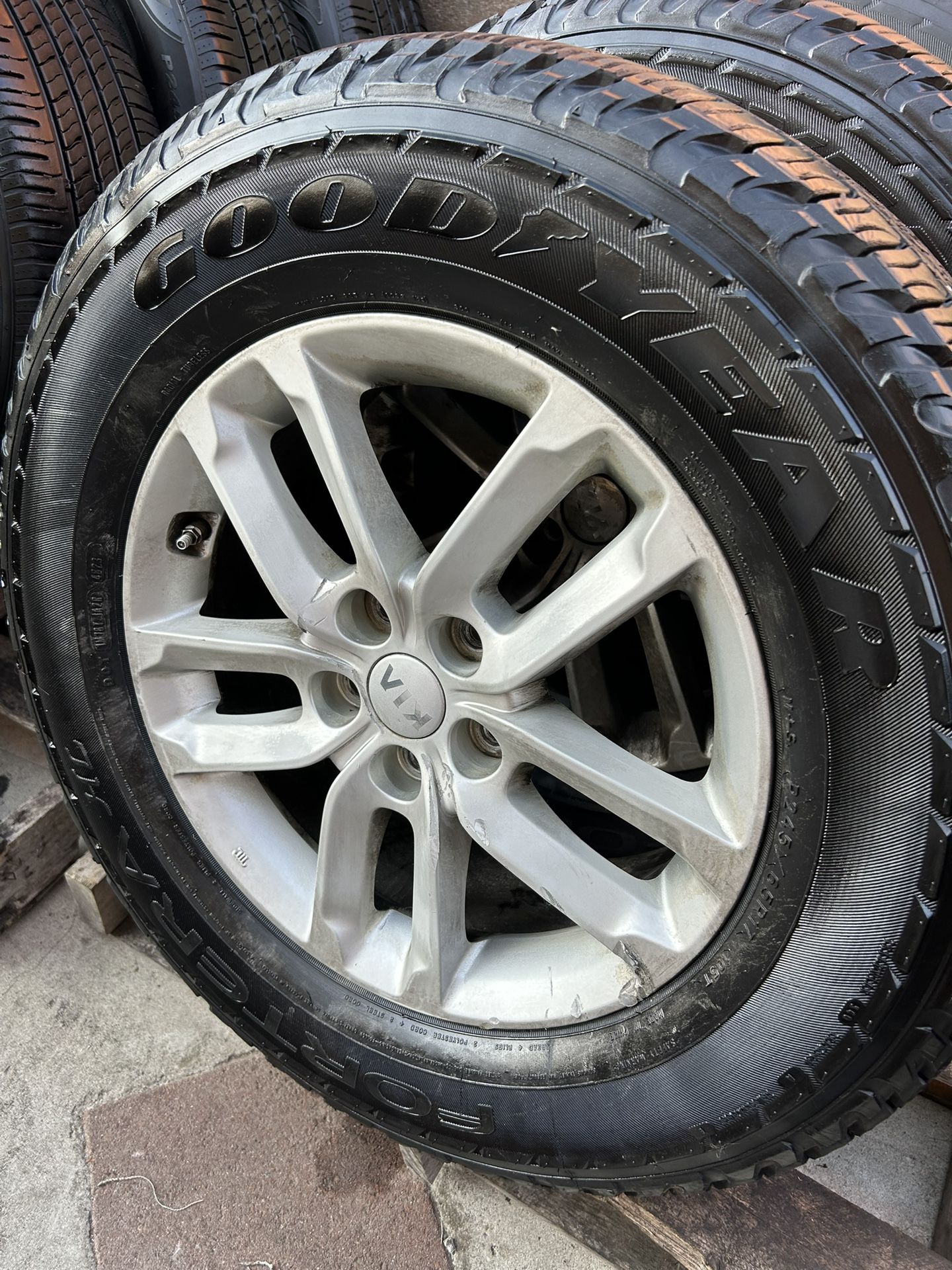 4- GOOD YEAR FORTERA H/L RADIAL