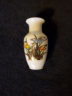 Vintage Seizan Gama Japanese Floral Cream Crackle Vase