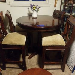 Kitchen table and 4 chairs