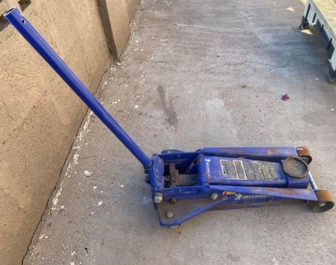 Michelin 3 5 ton floor jack needs work for sale in phoenix az offerup