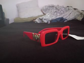 Box red trimmed shades
