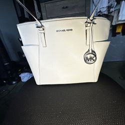White Micheal Kors Jet Set Handbag