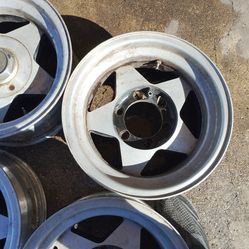 Tengo 4 rines de Chevy   6 birlos