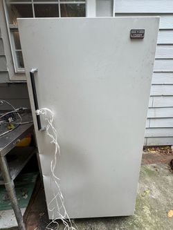 Ice fridge running and in good condition