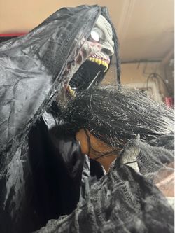 Halloween animatronic soul sucker