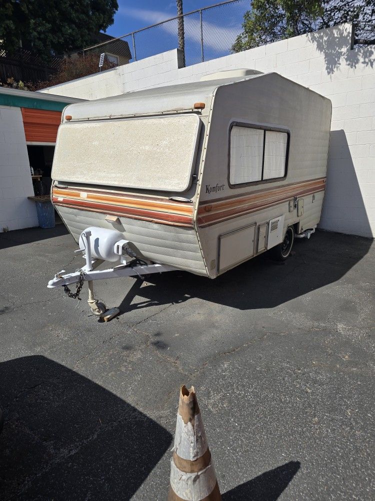 Vintage 1981 15' Komfort Travel Trailer