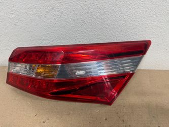 2016-2018 TOYOTA AVALON TAIL LIGHT RIGHT SIDE OEM