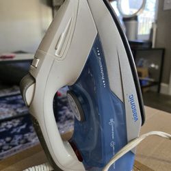 Steam Iron With Multiple Settings - Excellent Condition