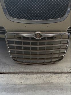 2005 Chrysler  300 Limited Grill
