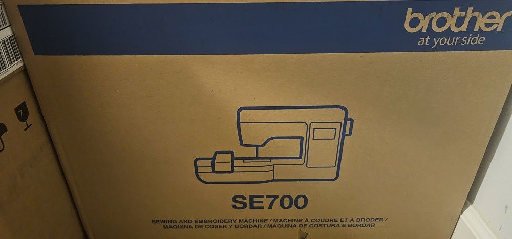 Brother SE700 Sewing Machine W/Embroidery