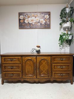 Large dresser// Comoda larga