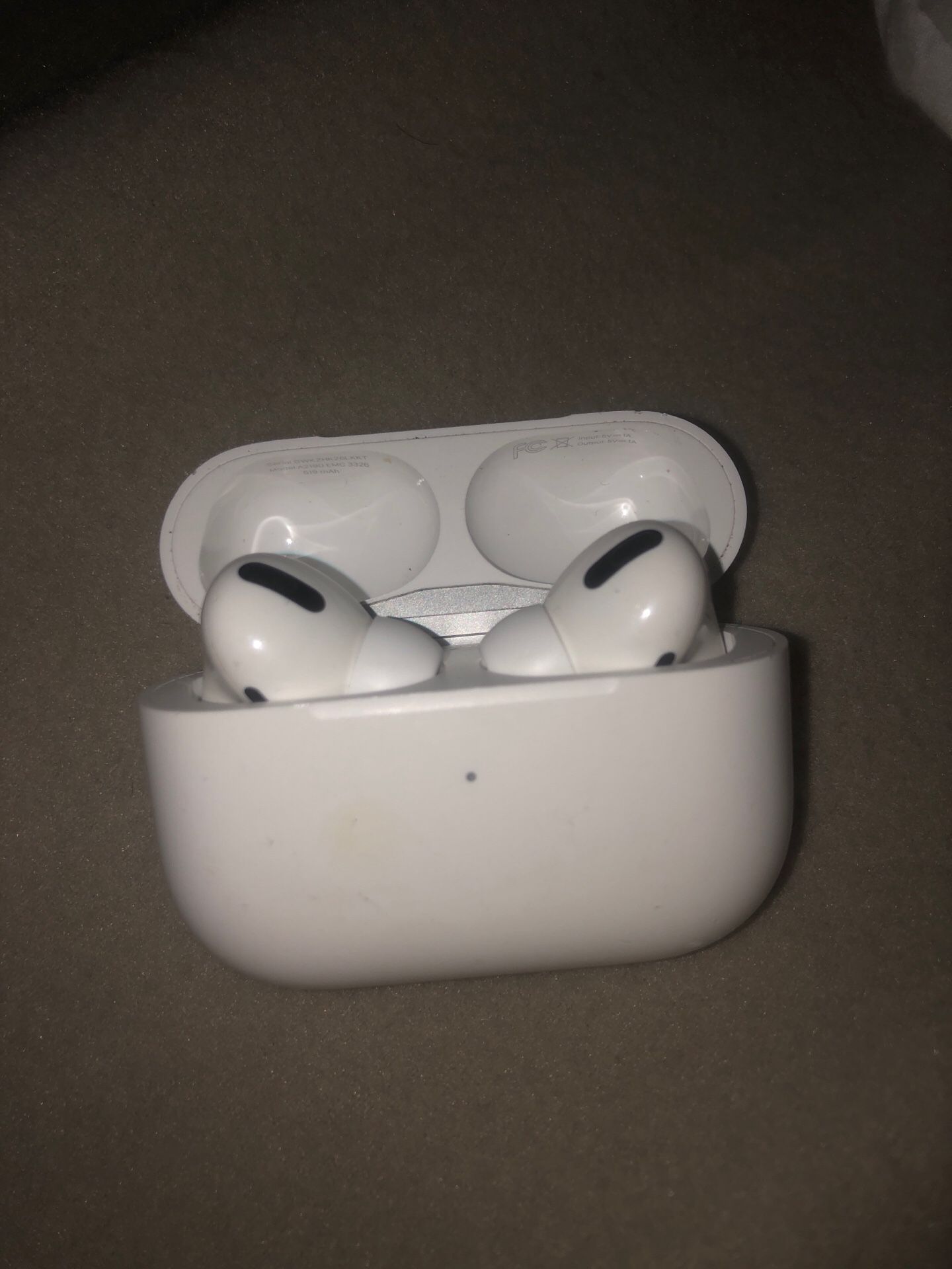 APPLE AIRPODS (USED A FEW TIMES)