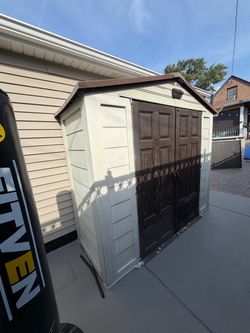 Suncast storage shed 8x3 good condition