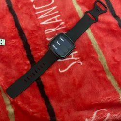 fitbit versa 4, comes with charger