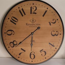Kensington Station Reloj de pared de madera de 26 pulgadas, acabado de pino, negro -

