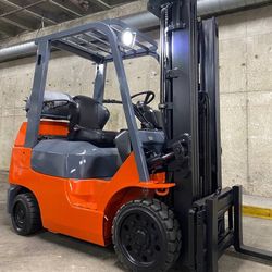 TOYOYA M7 forklift for sale excellent condition 