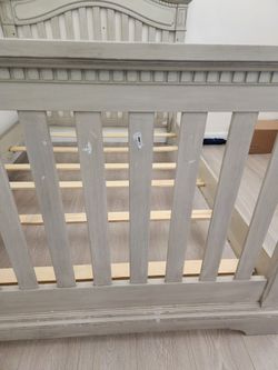 Full size bed/baby crib