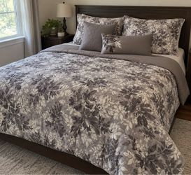 Full/ Queen Floral Comforter Set with 4 Coordinating Pillows/Covers