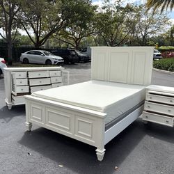 Beautiful Bedroom Set Queen Size Solid Wood White Color In Excellent Condition by Coaster Furniture