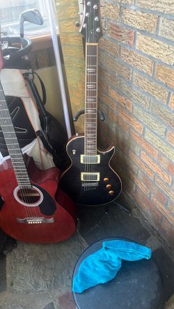 Electric guitar withstand an amp never used