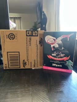 World tour spider Gwen