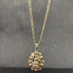 14k solid Gold fígaro three tone and Virgen María with roses charm , necklance gold pendant