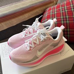 Nike Vomero 18 (Size 9 Women)