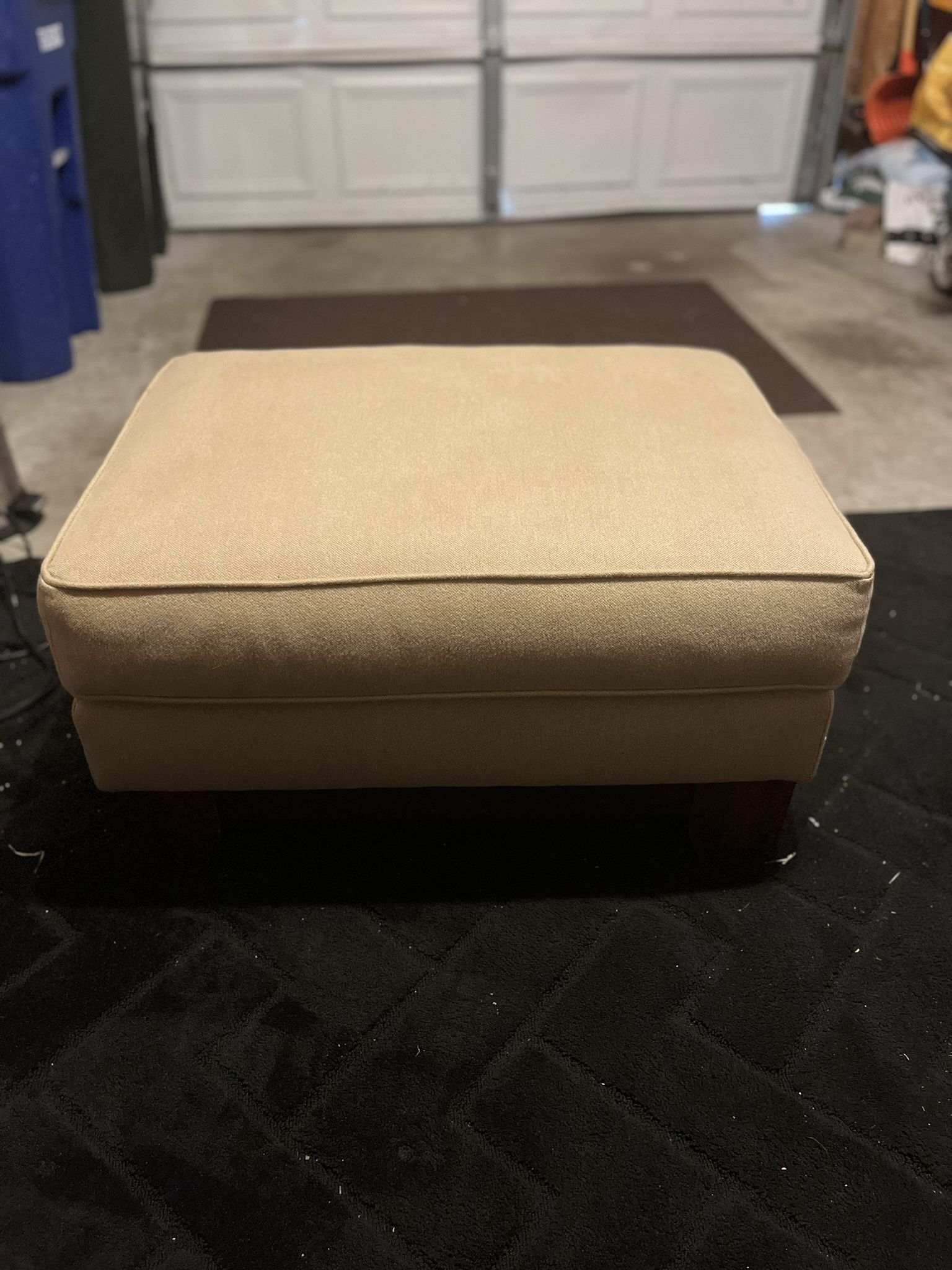 BEIGE FABRIC OTTOMAN IN GREAT CONDITION.SOLID WOOD FRAME & LEGS.OLENTANGY RIVER RD & BETHEL RD PU