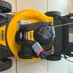 DEWALT 21 in. 150cc Briggs and Stratton 625ex Engine Rear Wheel Drive 2-in-1 Gas Self Propelled Walk