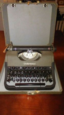 Typewriter pretty old Underwood.