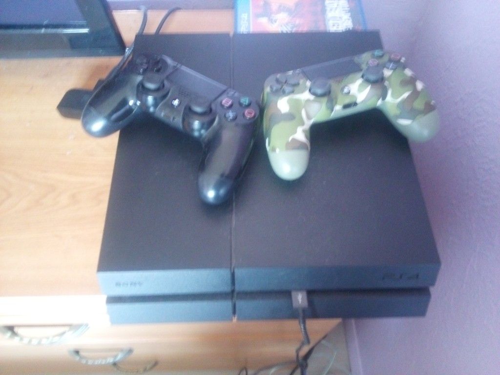 PS4 Two Controllers 4 Games 500gb