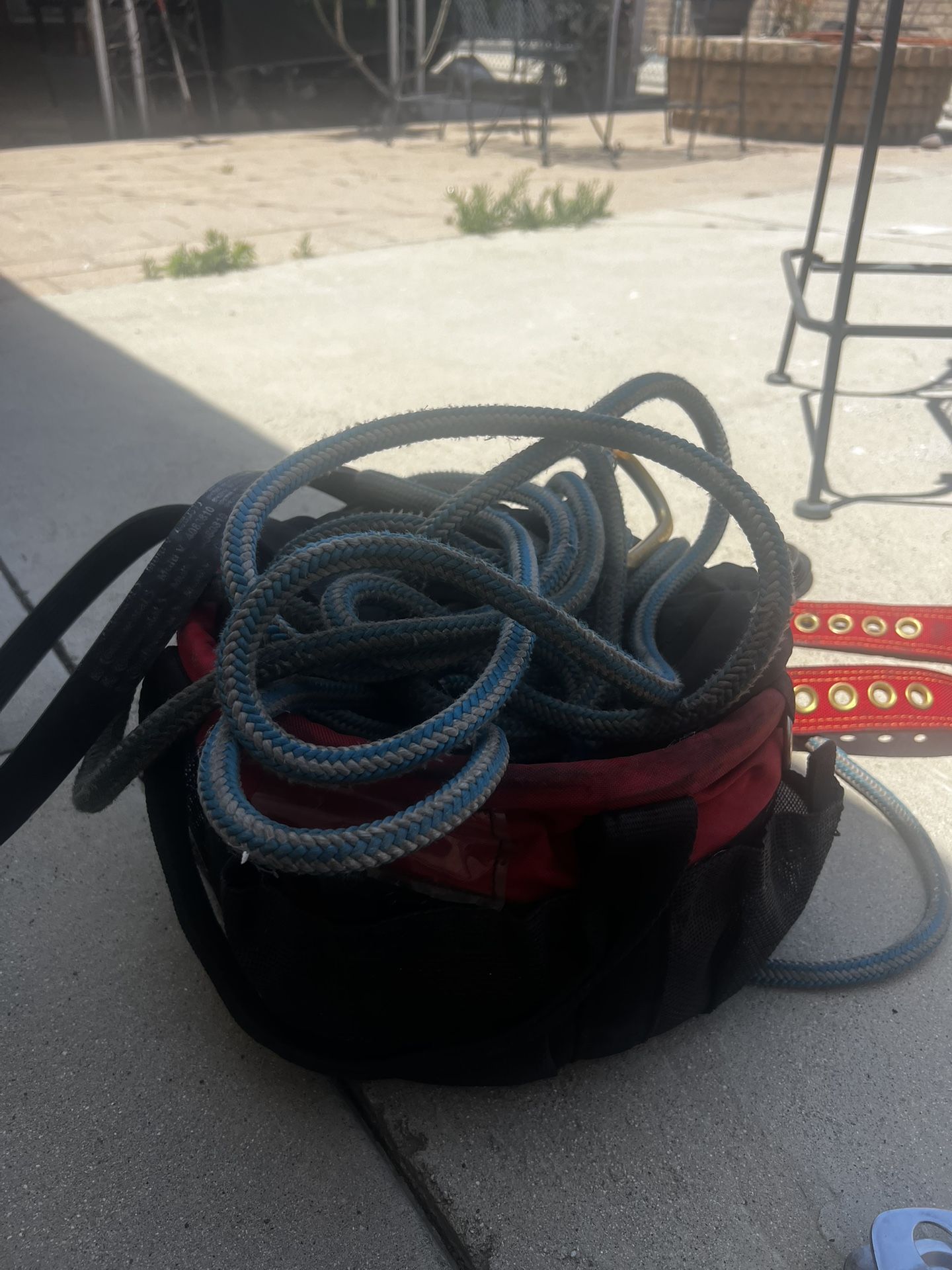 Climbing robe with pulleys and 2 safety helmets