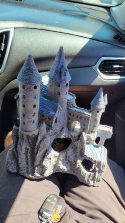 Fish aquarium castle