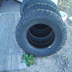 BFGoodrich Mud-Terrain T/A KM2 255/75R17