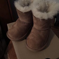 Girl Boots (UGG)